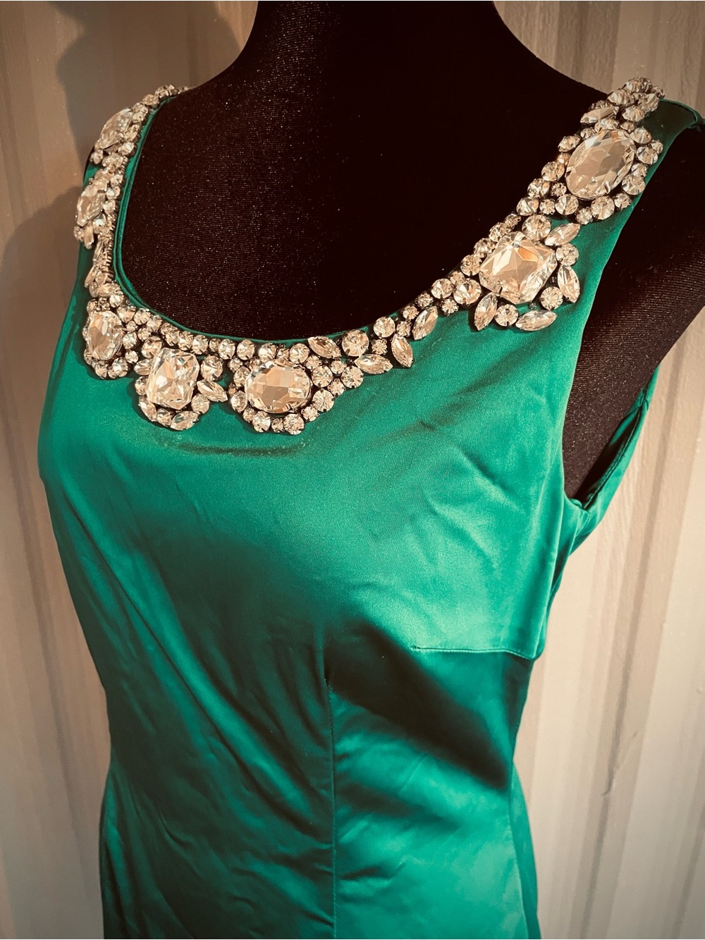 Emerald Green Satin Sheath Cocktail Dress Jewel Encrusted Neckline sz 10 Madmen